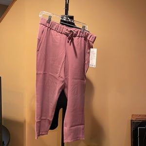 New Lululemon on the Fly Crop( woven), size 10